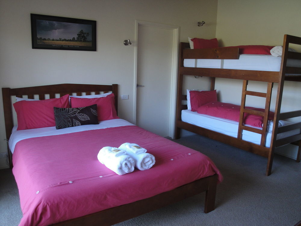 Off Mountain Accommodation Merrijig Exterior photo